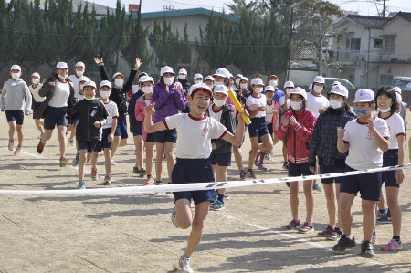 岡富小で行われたリレーマラソン ゴールテープを切る福田君