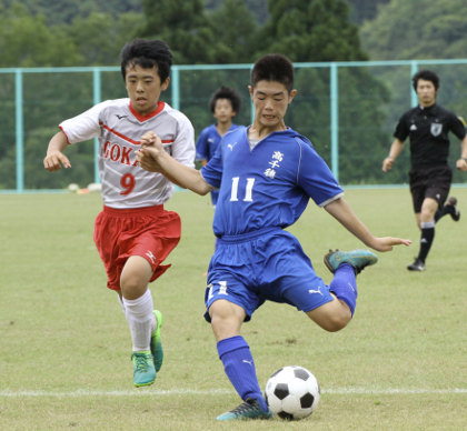 サッカー決勝 高千穂 五ケ瀬中等 前半 ペナルティーエリア内でゴールを狙う高千穂のｆｗ高木