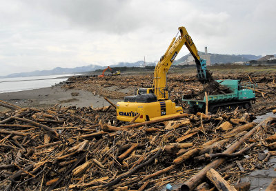 延岡市の海岸で始まった県による流木などの撤去作業（２７日午後、方財海岸）