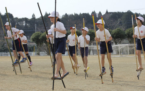 手作りの竹馬でゴールを目指す上南方小中の児童たち