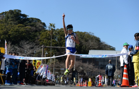 男子で連覇のゴールテープを切る大東の選手