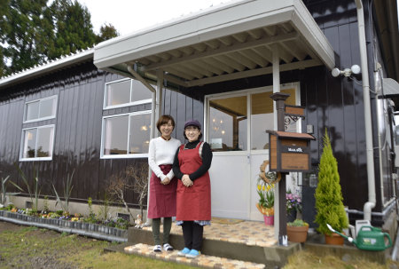 日向市富高にカフェをオープンする堀由希子さん 左 と母親の千鶴さん