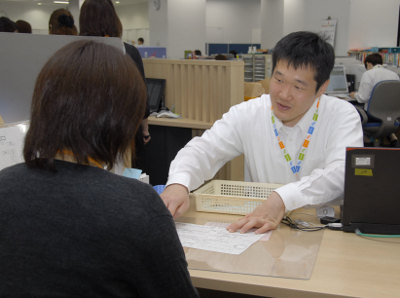 ノーネクタイで仕事に励む延岡市職員 １日午前