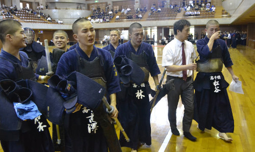 剣道男子団体 優勝決定後 涙する高千穂の選手