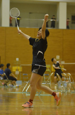 バドミントン女子シングルス決勝 得点に喜ぶ聖心ウルスラ学園の本部