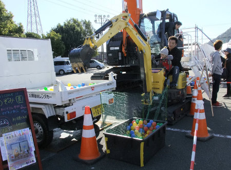 小型ショベルカー体験を楽しむ子ども