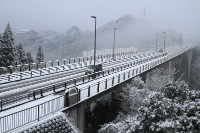 雪が積もった国道２１８号 神都高千穂大橋 を走行する車