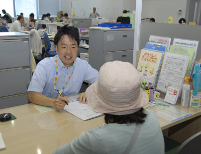 ノーネクタイで仕事に励む延岡市役所の職員