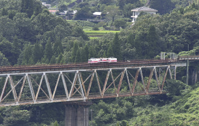 高千穂鉄橋の上を走る高千穂あまてらす鉄道のグランド スーパーカート