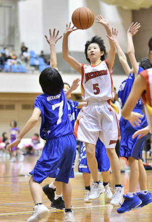 女子決勝リーグ 日知屋 南方 シュートを放つ日知屋の中川実南 ３３ １２と差を広げる