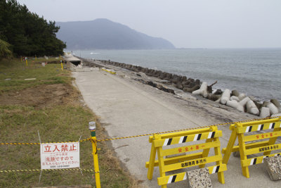 陥没した現場周辺にはロープが張られ立ち入り禁止になっている ９日 同所