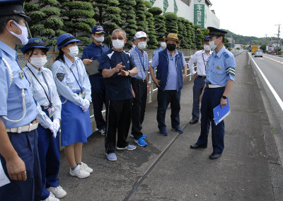 千葉県八街市の事件直後に起きた飲酒運転事故の現場近くで意見を交わす地域住民と警察官ら 延岡市土々呂町の国道１０号