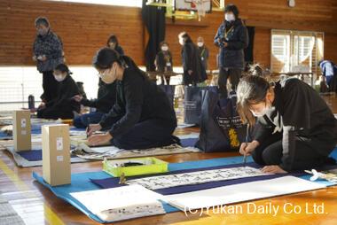 幼児から高校生が参加した席上揮毫大会