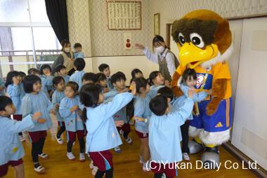 ベガルタ仙台のクラブマスコット「ベガッ太」と触れ合う園児