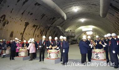  高千穂町の仮称・童里トンネル坑内で行われた貫通式＝８日