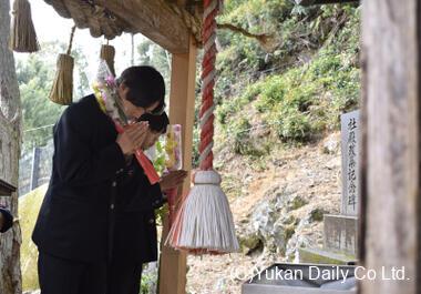  御頭神社大祭に訪れ、志望校合格を祈願する北川中学校３年生