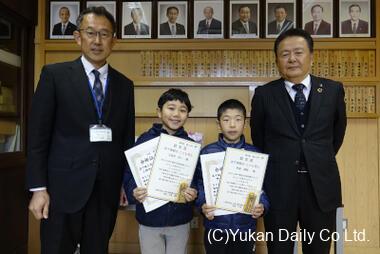  代表児童が出席して行われた高千穂小学校での認定式