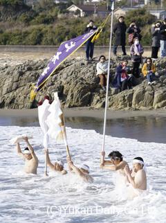 海中みそぎで身を清める比木神社の一行