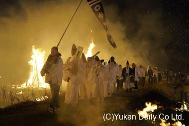  迎え火の中、神門神社へと進む御神幸行列