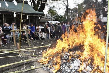  春日神社で行われたどんど焼き