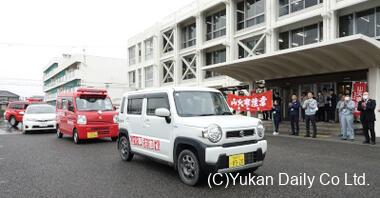  県東臼杵農林振興局員らに見送られ、パレードに出発する車両