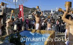 水行で勢いよく水をかぶる僧侶