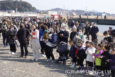 多くの人が訪れ、ステージイベントなどを楽しんでいる