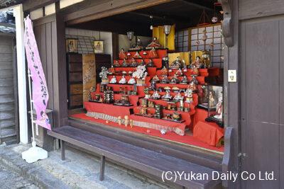 通りに面した古民家に展示しているひな人形