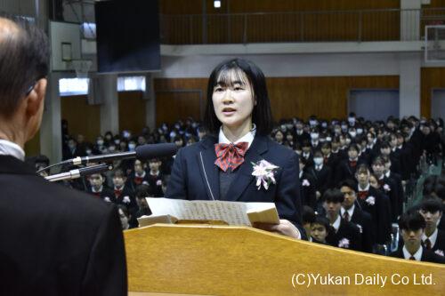 答辞を述べる工藤さん