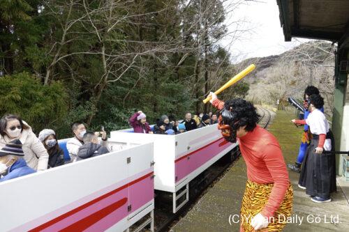 旧高千穂鉄道天岩戸駅などで行われた県立高千穂高校の節分イベント