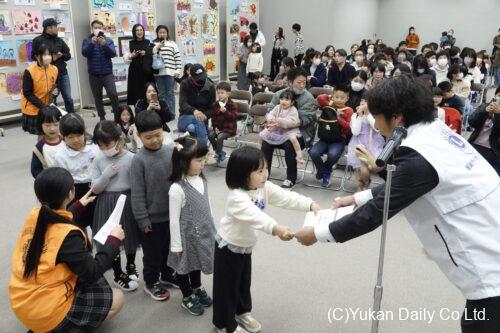 今井会長（右）から賞状を受け取る園児たち