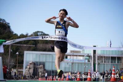 男子駅伝で優勝のゴールを果たすサザンカＲＣ・藤野選手