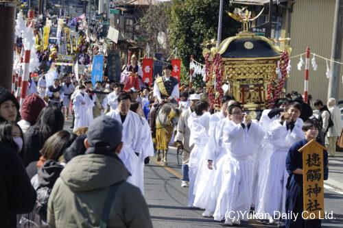 市街地を華やかに練り歩いた「神々のパレード」