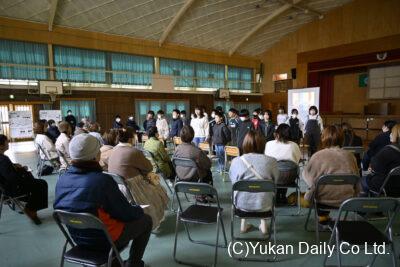 保護者や地域の人たちも来場して開かれた地域福祉活動の報告会