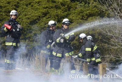 林野火災防御訓練に励む延岡市消防署の消防隊員